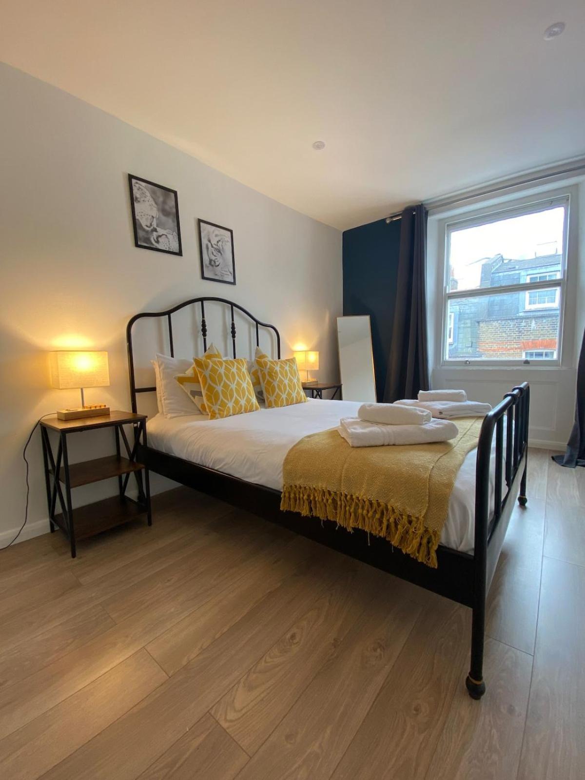 Spacious 2 Bed Flat On Iconic Old Compton Street Soho Apartment *