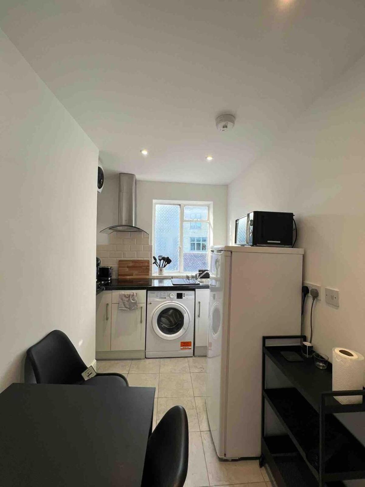 Spacious 2 Bed Flat On Iconic Old Compton Street Soho * Londres