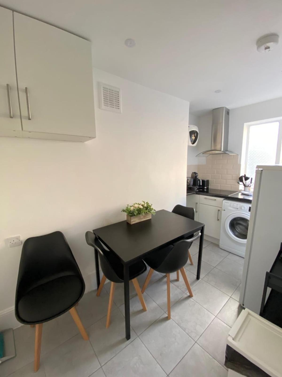 Spacious 2 Bed Flat On Iconic Old Compton Street Soho * Londres