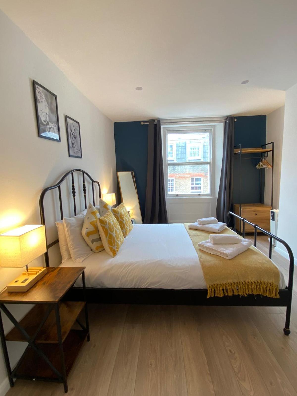 Spacious 2 Bed Flat On Iconic Old Compton Street Soho Appartement